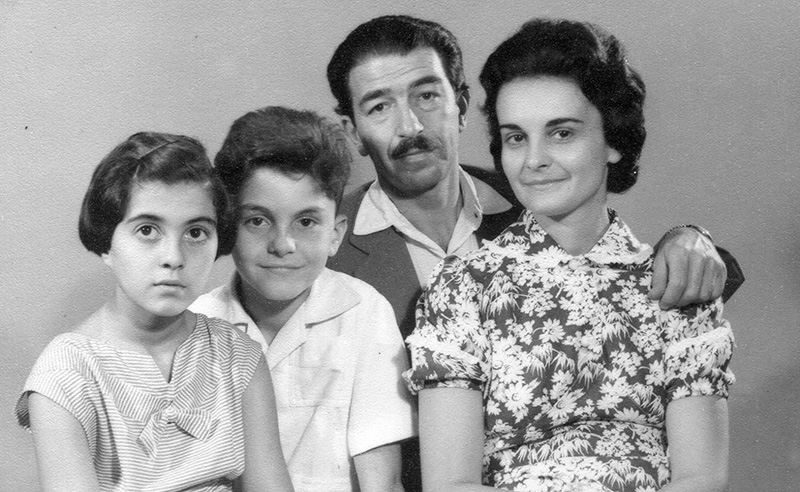 Ara Jeretzian feleségével, Székelyhidy Máriával, és gyermekeivel, Sophie-val és Arával. A képen szereplő kisfiú, akár az édesapja, komoly üzletember lett (mai fotója feljebb).