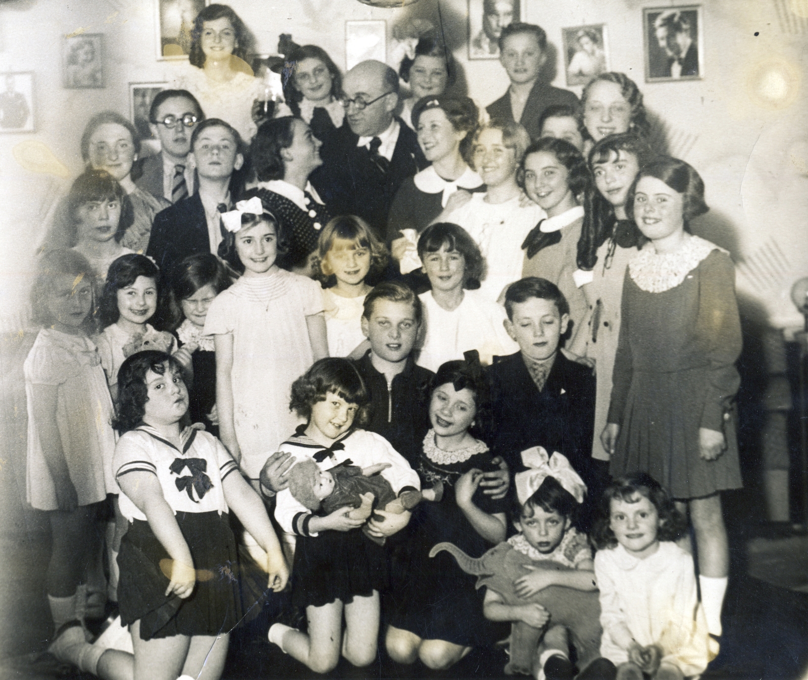Lakner Bácsi Gyermekszínháza 1935-ben. Lakner Artúr színidirektor a gyermekszínészek között, az első sorban balról a második Pécsi Gizi, a harmadik Ruttkai Éva, őket Puskás Tibor öleli át. Forrás: Fortepan / Rothman család