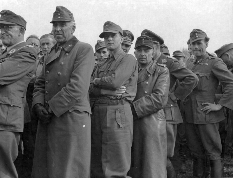 Magyar és német hadifoglyok (köztük Luftwaffe egyenruhás német katonák) 1945 elején