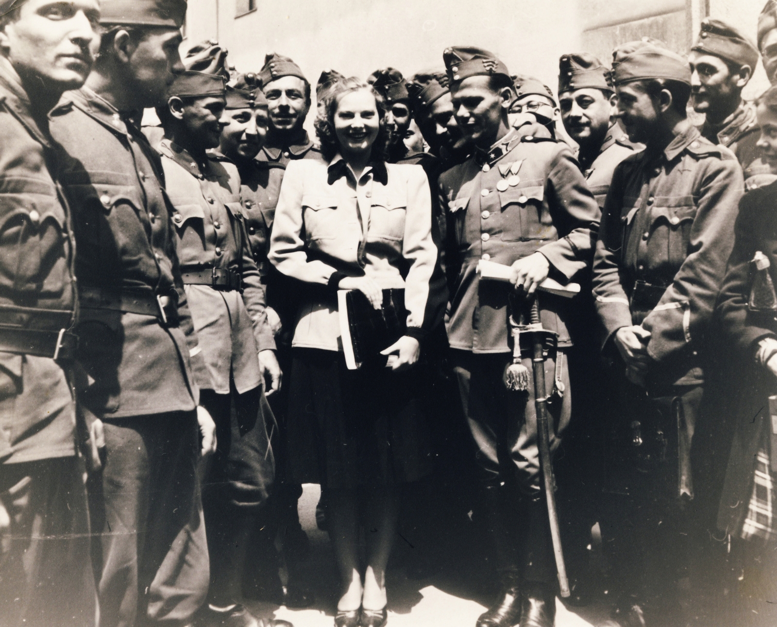 Szeleczky Zita katonák között 1940-ben. Kép forrása: Fortepan