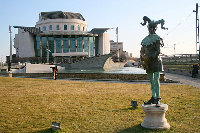Latabár Kálmán szobra a Nemzeti Színház előtt a Bajor Gizi parkban. Forrás: Wikimedia
