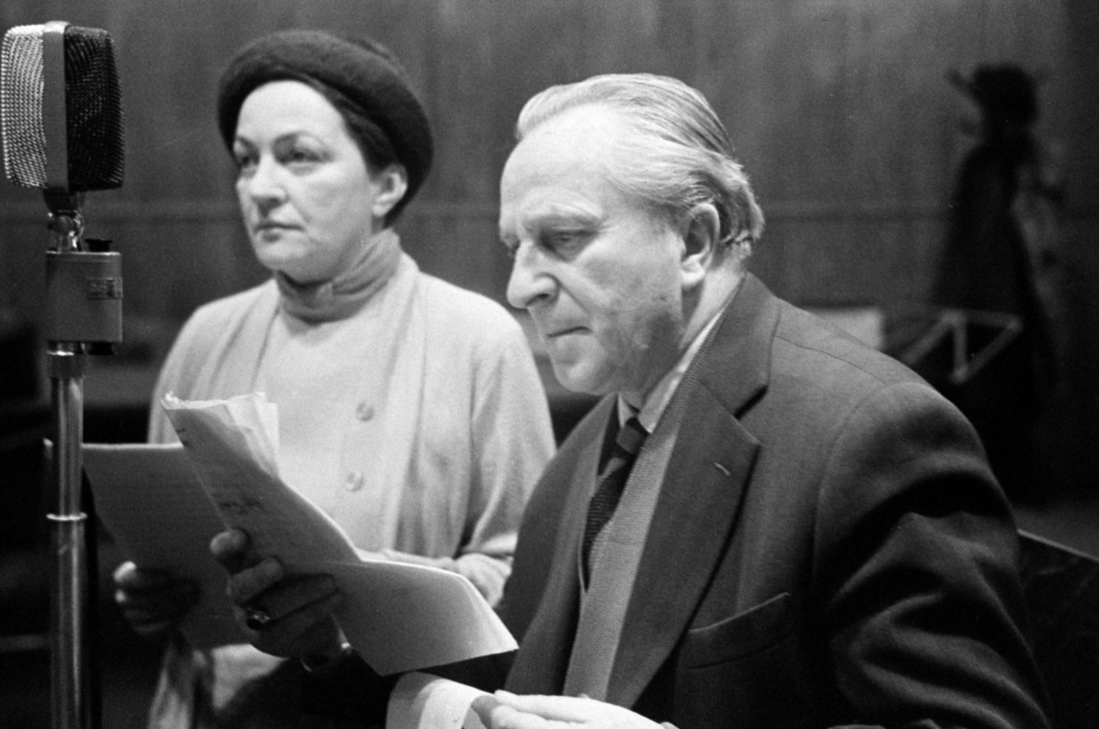 Páger Antal 1964-ben a Magyar Rádióban Bulla Elmával, Vaszilij Groszman Jávorszarvas című művének dramatizált elbeszélése felvételén. Kép forrása: Fortepan