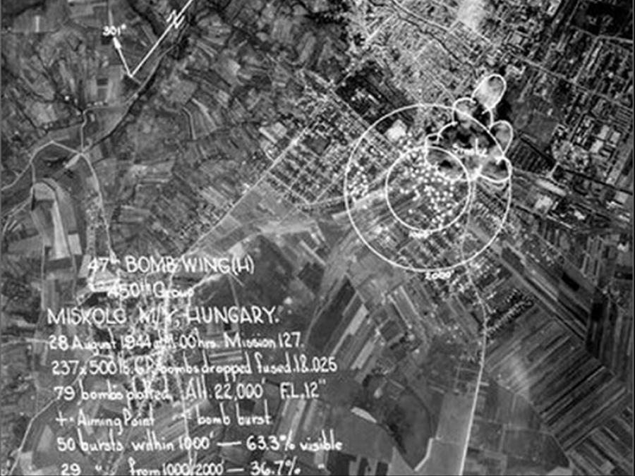Kiértékelő légifotó a miskolci pályaudvar bombázásáról. Az angol-amerikai légierő 1944. augusztus 28-i bombázásának felvételén a fehér pöttyök a ledobott bombák helyét, a szaggatott vonalak a célterületet jelölik