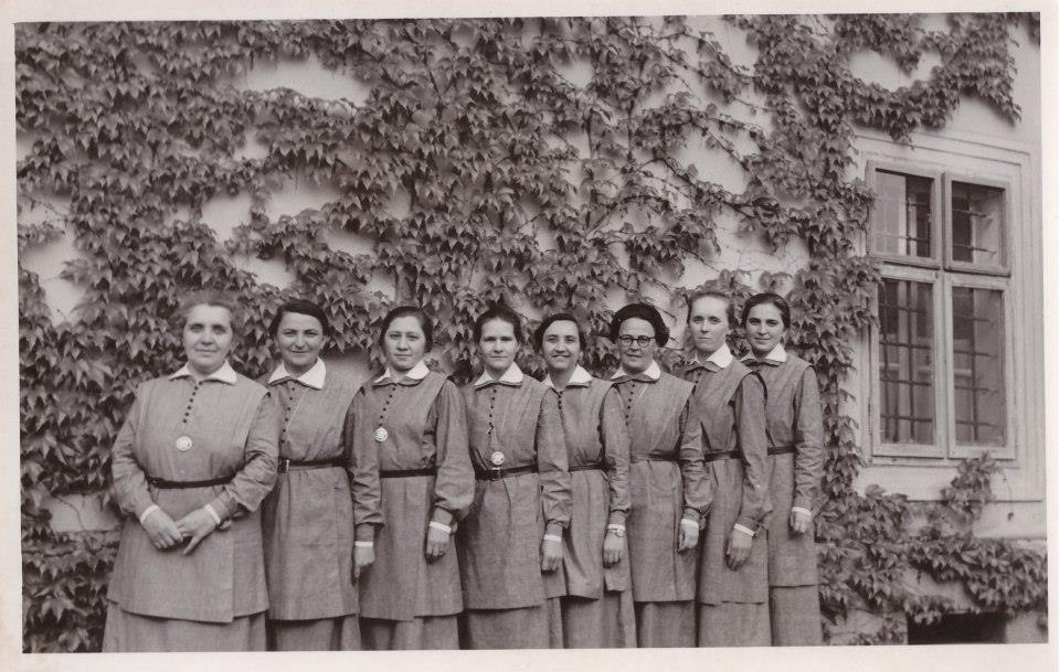 Örökfogadalmasok 1940 pünkösdjén (Sára jobbról a harmadik). Kép forrása: www.facebook.com/Szociális-Testvérek-Társasága-143677702329777