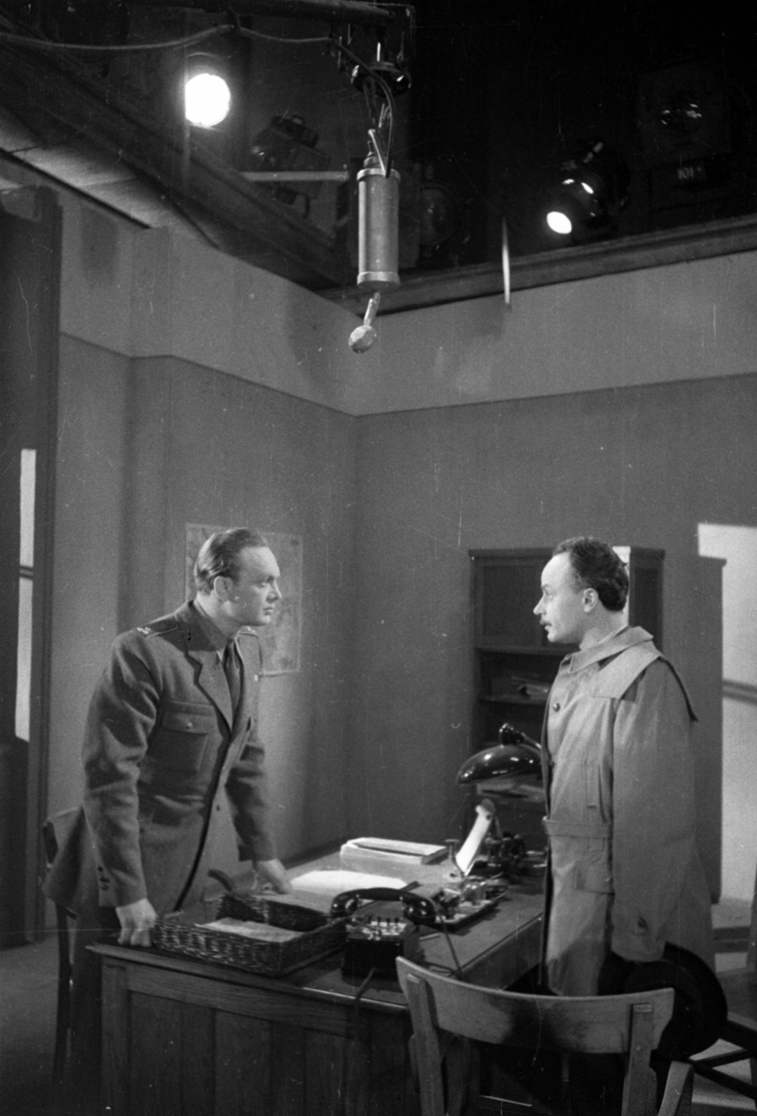 Az 1948-as Tűz című film forgatásán Ladányi Ferenccel. Forrás: Fortepan