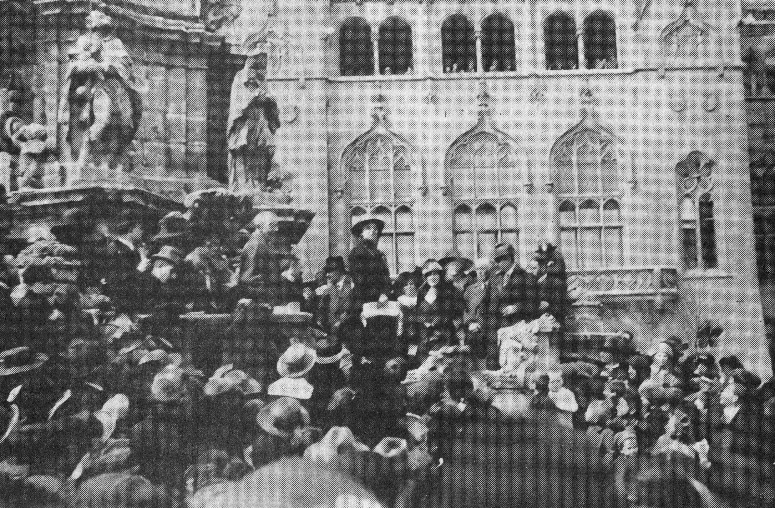 Parlamenti képviselői mandátumának átvétele 1920-ban. Kép forrása: http://szocialistestverek.hu/images/stories/margittestver/a%20kpviseli%20mandtum%20tvtele.jpg