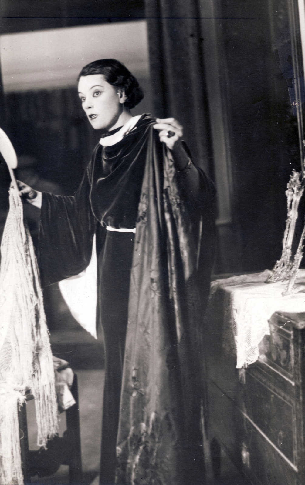 A Nemzeti Színházban Pirandello Játék vagy Élet című darabjában 1933-ban. Kép forrása: Fortepan