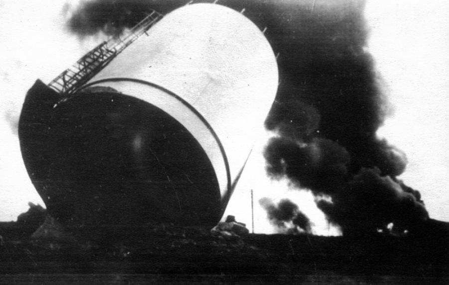 A Magyar Amerikai Olajipari Rt szőnyi kőolajfinomítójának tartályai az amerikai bombázók 1944. június 14-i támadása után. Tönkrement két szivattyúház, a dízelház. Megsérült a desztillációs épület, a paraffintalanító, a transzformátorház és ledőlt az olajt