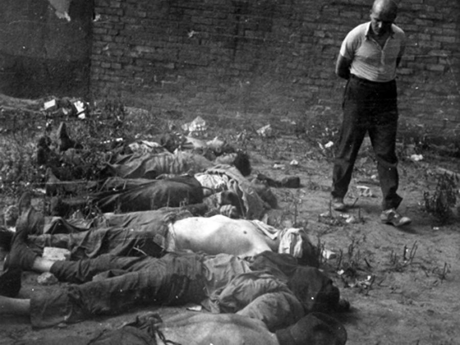 Bombatámadás áldozatai (Budapest, 1944.) A halottakon nem látszik külső sérülés nyoma. A bomba robbanásával járó hirtelen légnyomás-növekedés is öl...