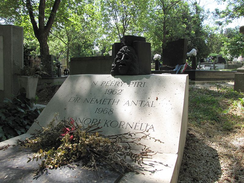 Peéry Piri és dr. Németh Antal sírja a Farkasréti temetőben. Kép forrása: Wikimedia