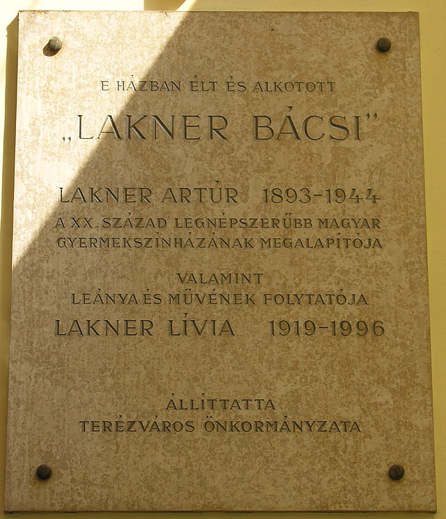 Emléktábla Lakner Artúr és Lakner Lívia otthonának falán, a Liszt Ferenc tér 10. szám alatt. Forrás: Wikimedia