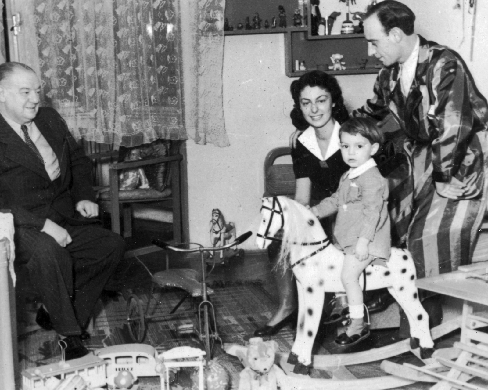 Latabár Kálmán és felesége, előttük kisfiuk, balra id. Latabár Kálmán 1940-ben. Forrás: Fortepan